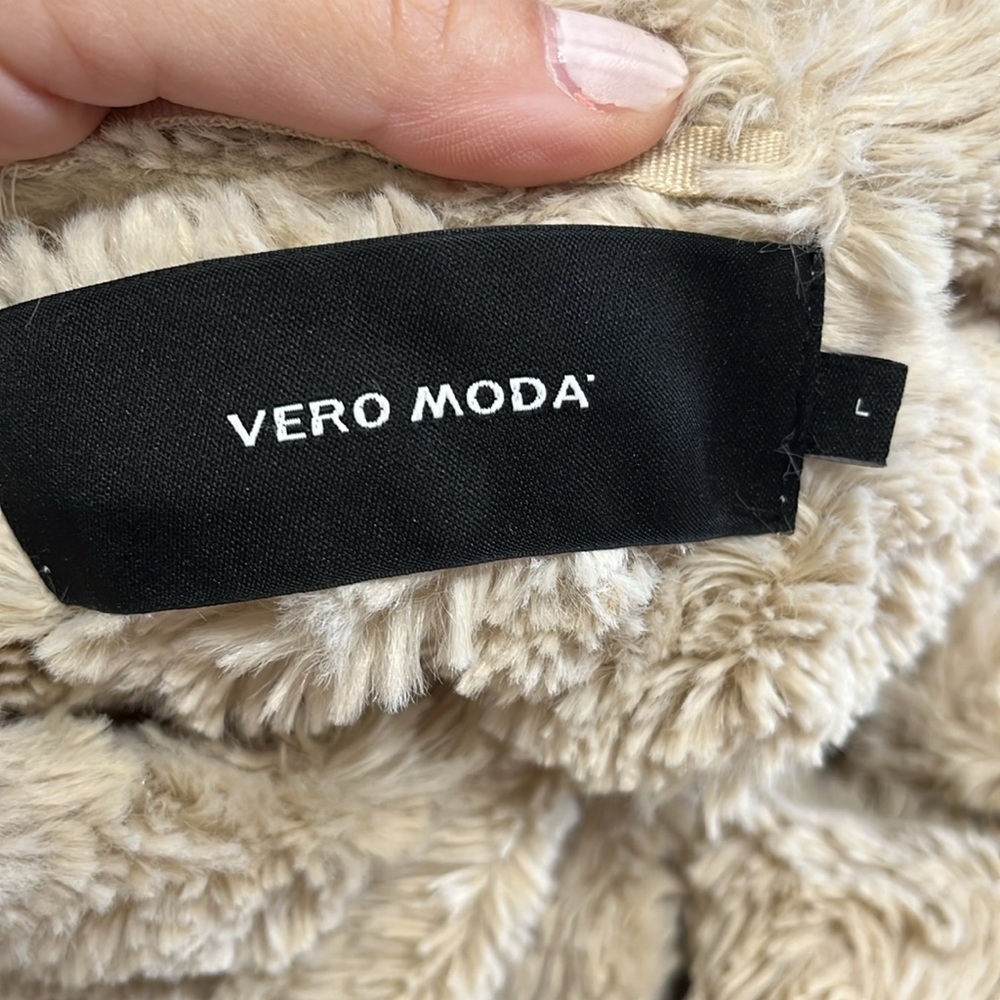 Vero Moda Curl Faux Fur Short Jacket Size Large Like New - Picture 8 of 9